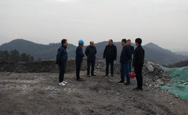 集團公司黨委副書記、總經(jīng)理龔華東到矸石項目部視察 