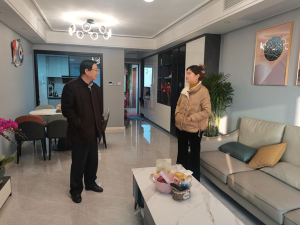 公司領(lǐng)導(dǎo)開展節(jié)前慰問 公司領(lǐng)導(dǎo)開展節(jié)前慰問