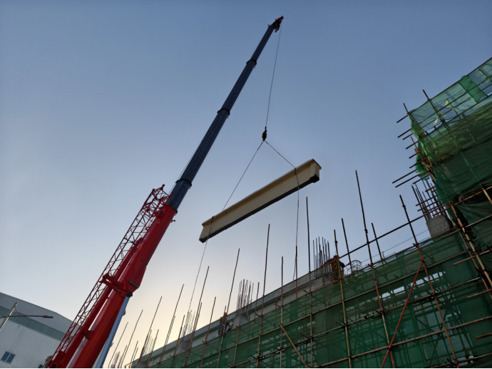 第一事業(yè)部完成赤峰凈液工序 行車梁吊裝任務